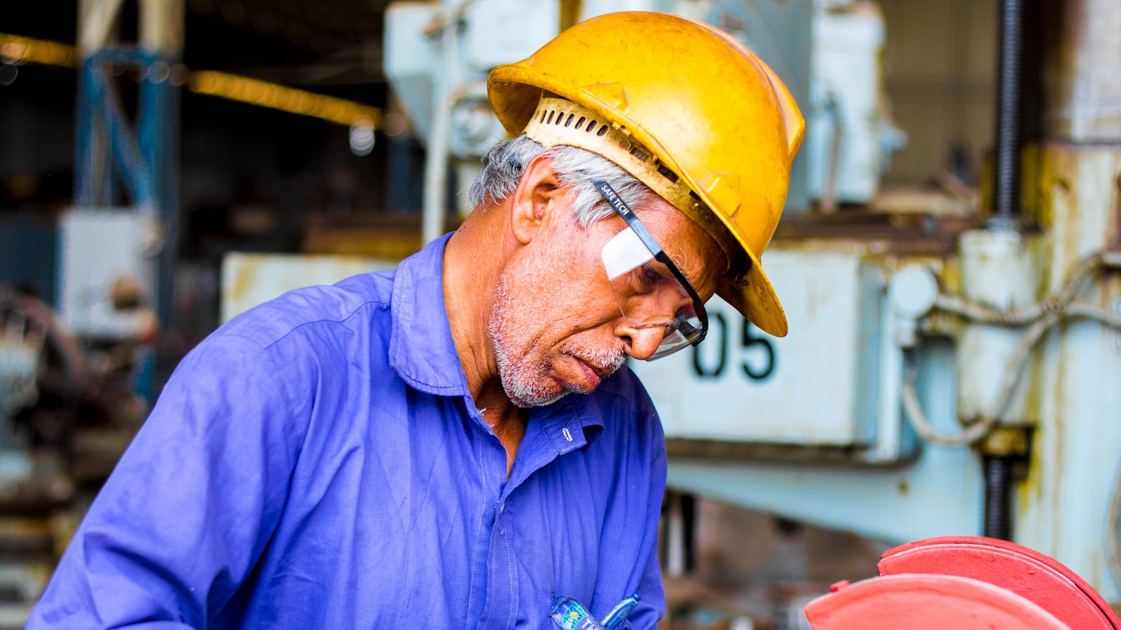 Técnico de manutenção inspecionando equipamento industrial